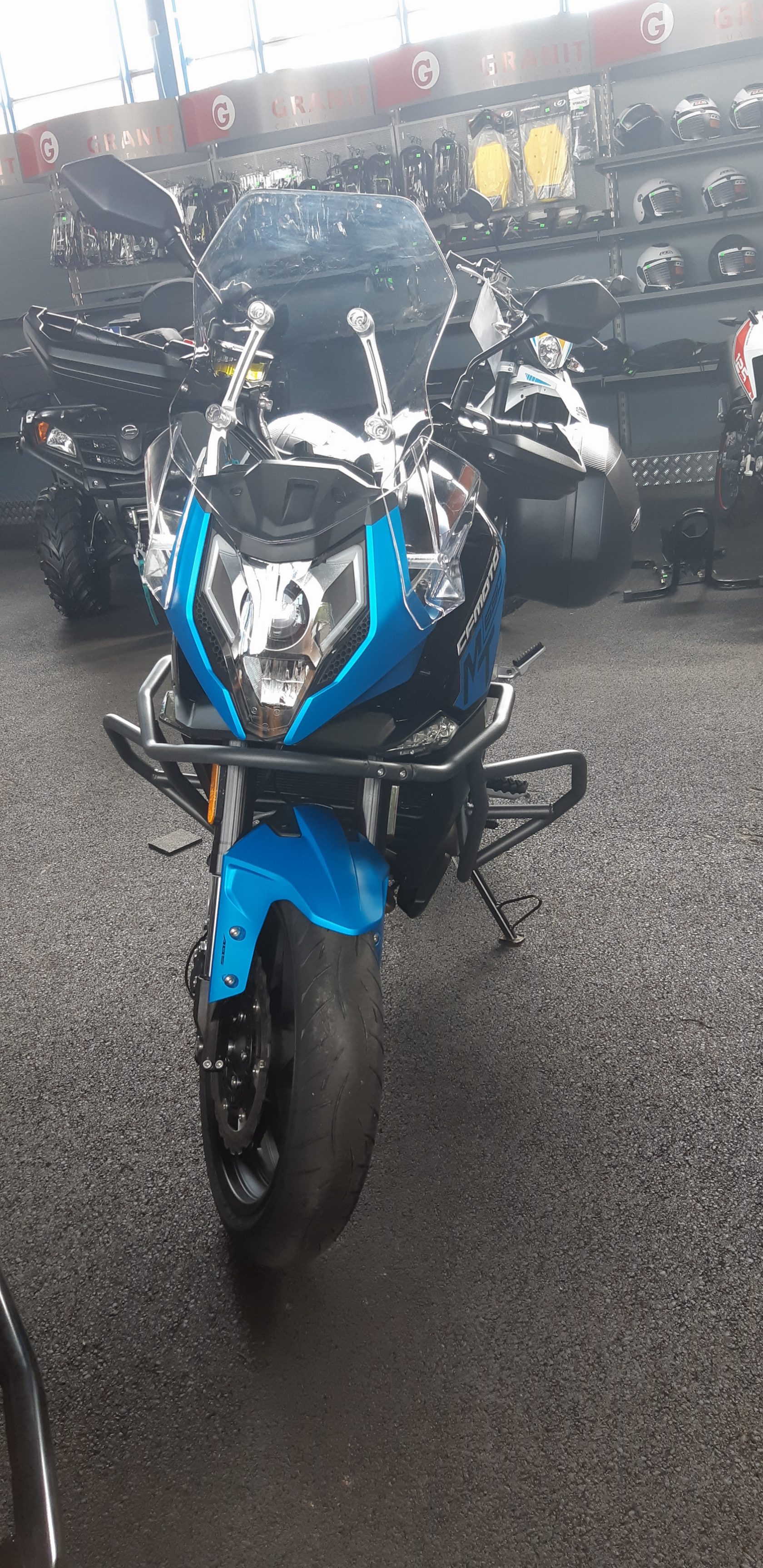 cfmoto_mt_650_black_blue_front;